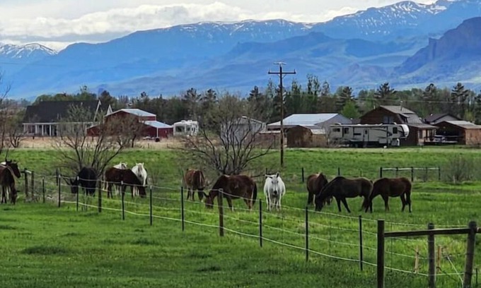 Cody House | Mountains, horses, stars, views and just out of town.