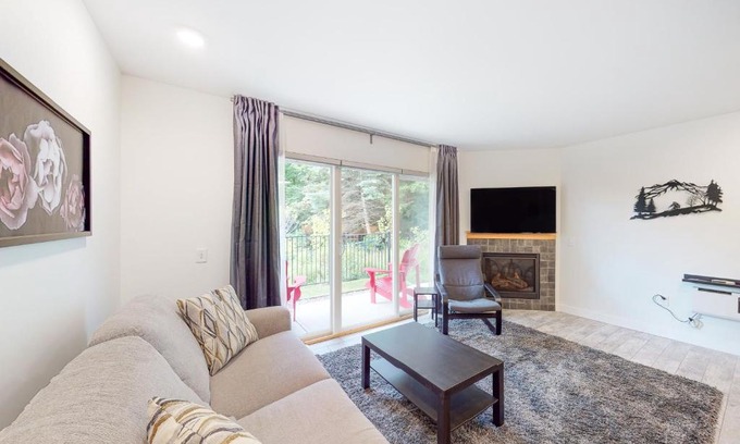 Warren Apartment | Mountainside 63