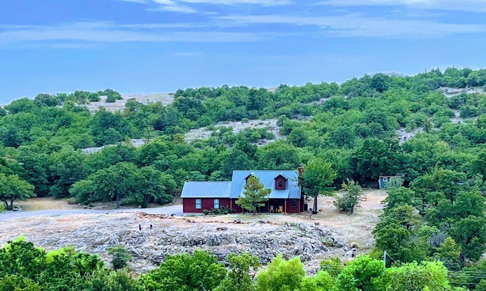Medicine Park Cabin | Mountainside cabin in Medicine Park-stunning views-borders Ft. Sill-Sleeps 16