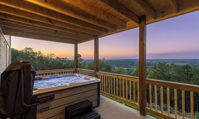 Front Royal House | Mountainside VUE with Hot tub!