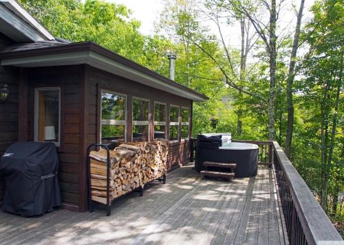 Hunter House | Mountaintop Lookout with Hot Tub under the Stars