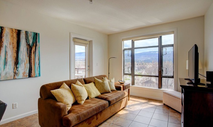 South Pandosy Apartment | Mountainview getaway at Playa Del Sol