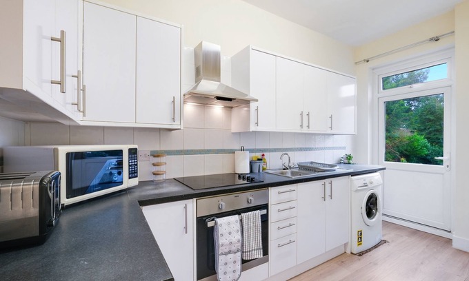 Finchley Church End Apartment | Mountfield Rd 2A - 3 Bedroom and 1 Bathroom Apartment in Mountfield with Parking