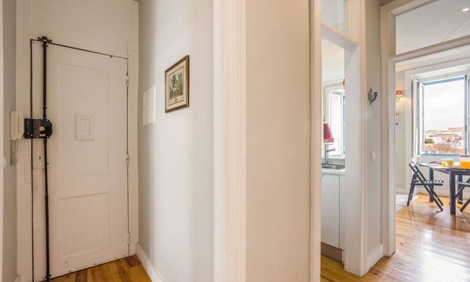 Socorro Apartment | Mouraria · Bright Tailor Made Apartment by the Castle
