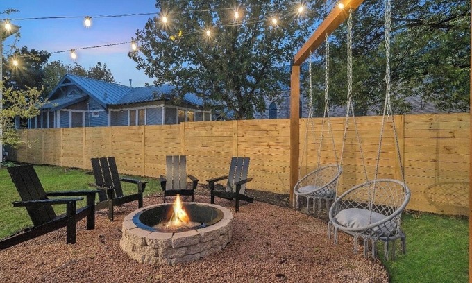 Denver Heights House | MovieTheater - KING BED & 7 minutes to RiverWalk