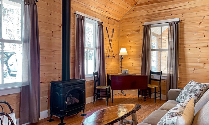 Meacham Cabin | Mrs. Otis's Cabin with Woodland View