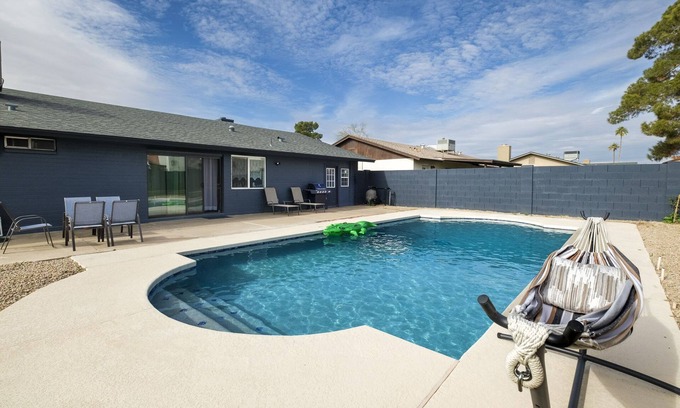 Sands West Neighborhood Apartment | Msg for 5%off King Bed Pool Yard Remodeled Guesthouse Glendalen
