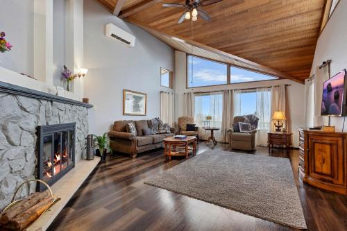 Oak Harbor House | Mt. Baker View Harbor King Bed Fire Pit
