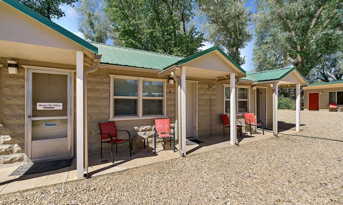 Zion National Park East Entrance Apartment | Mt Carmel Motel Room close to Zion National Park!