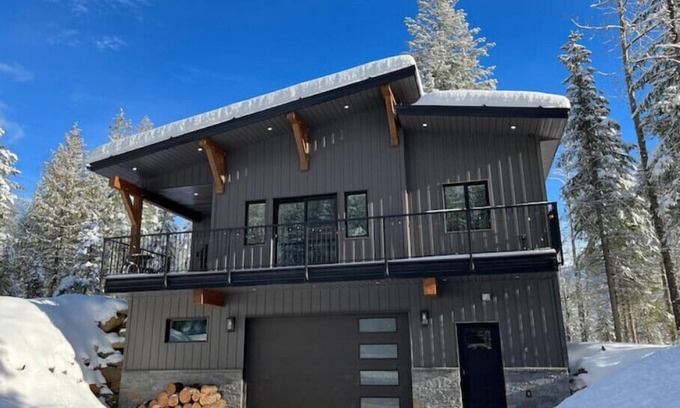 East Kootenay House | Mt Fernie Guesthouse - New 2BR Modern Mountain Suiten