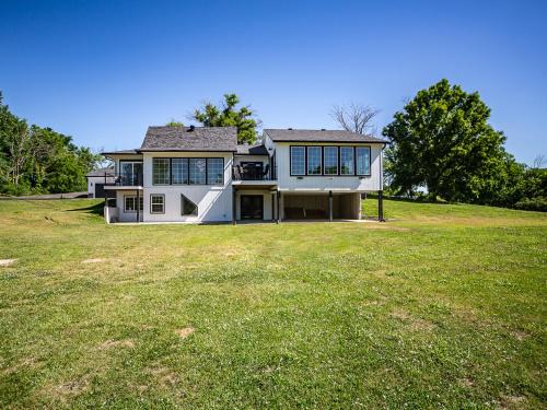 Liberty House | MT House Luxury Private Estate Experience 5 Acres 20 Min KCI Downtown KC