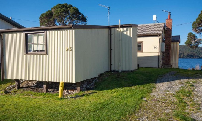 Strahan Bed & Breakfast | Mt Lyell (Back Cabin)