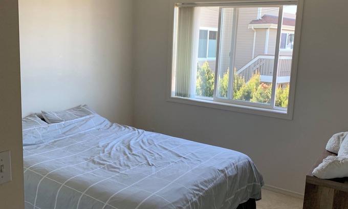 Northeast Tacoma House | Mt Rainier View Room n/Private Room & Bathroom in our Home.