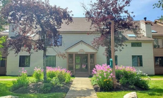 West Dover Apartment | Mt. Snow Condo with Pool-Mountain Views <1/2 mile to mtn