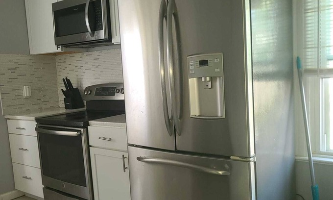 North Side Apartment | MT. Vernon 2nd floor Global Retreat Cozy 2-bedroom with AC, WiFi