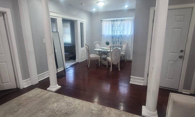 North Side Apartment | MT. Vernon 3rd floor Global Retreat 1-bedroom apartment with AC, WiFi.