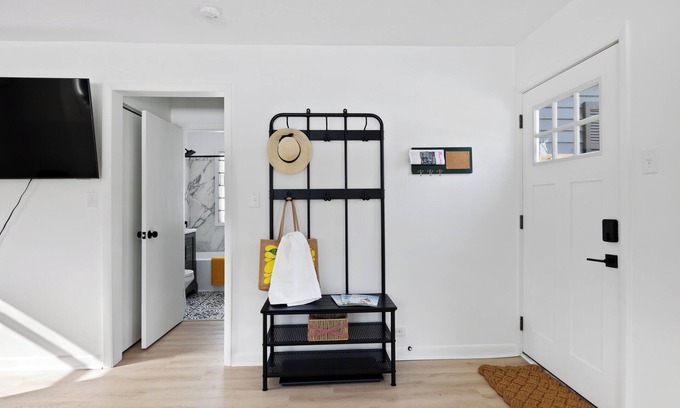 Hudson Lake House | MTM Premier, Modern 1 Bedroom, 1 Bath