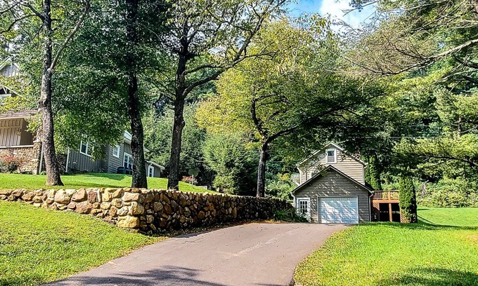 West Jefferson Cabin | Mtn Mornings & Starry Nights - Your August Escape Awaits @Walnut Hill Cottage