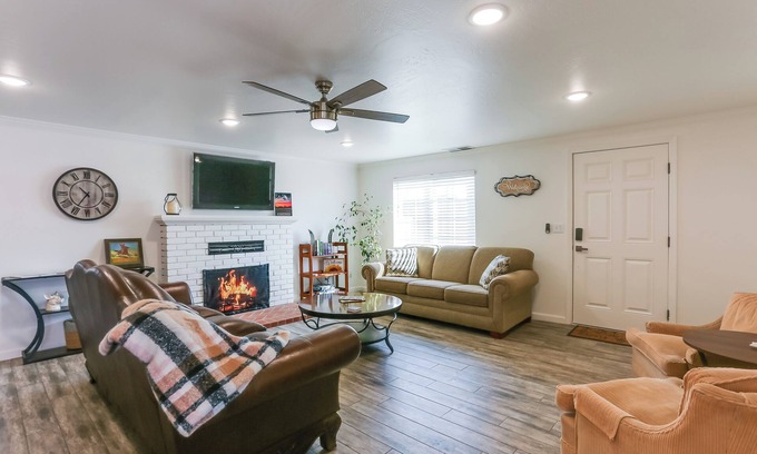 Woodlake House | Mtn-View Home w/Patio & Grill in Woodlake