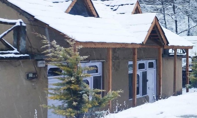 Jibhi House | Mudhouse homestay & Mid90s cafe