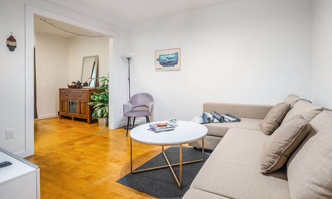 Christie Pits House | Multi-level Townhome Close to Christie Pits Park