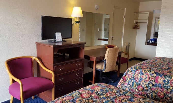 Grissom - Highland Hotel | Multiple Beds Non Smoking, Red Carpet Inn, Complimentary Parking, Blacksburg VA