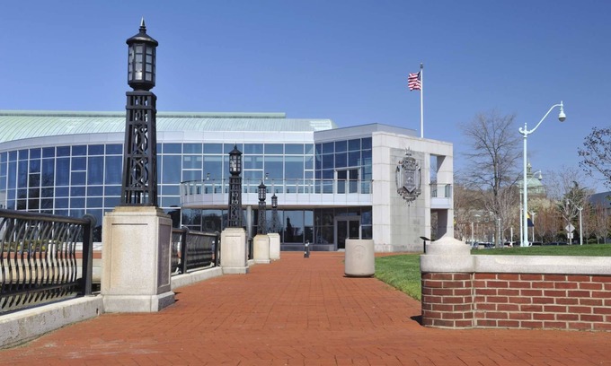 Severna Park House | Multiple family spaces both inside and out 13 mins to USNA