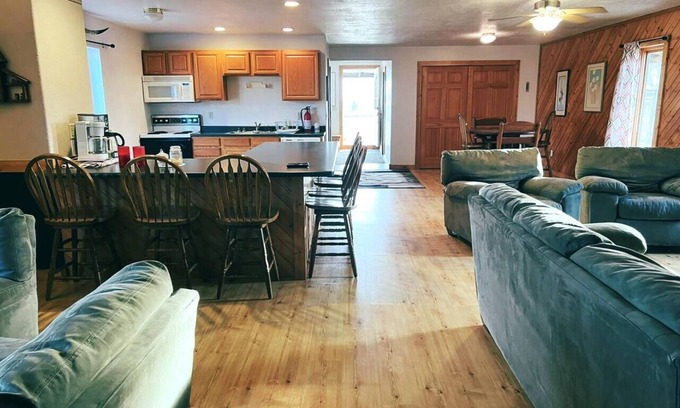 Winfred Cabin | Multipurpose Hunting Lodge + 400 Acres + Sleeps 11