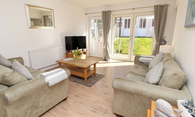 Yarmouth House | MUNDAY H1, country holiday cottage, with a garden in Yarmouth