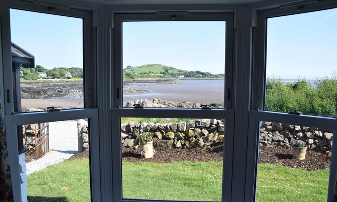 Rockcliffe Cottage | Munro Cottage - a cottage that sleeps 7 guests in 4 bedrooms