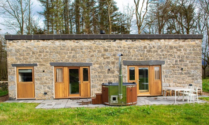 Llanddaniel Fab Cottage | Murmur y Coed - sleeps 5 guests in 2 bedrooms
