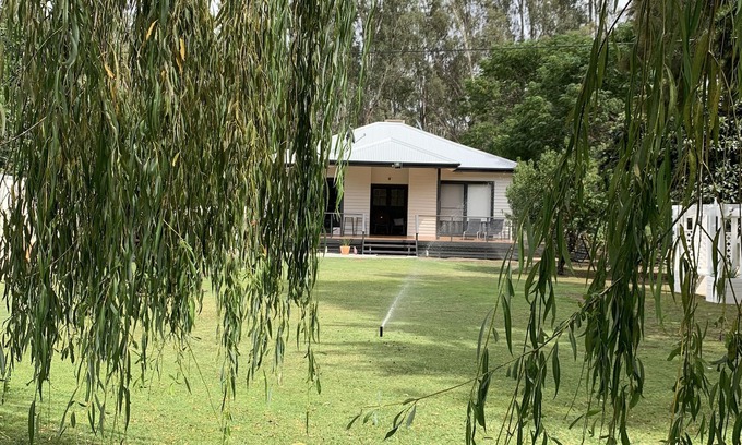 Mathoura House | Murray River View Retreat - a quiet oasis away