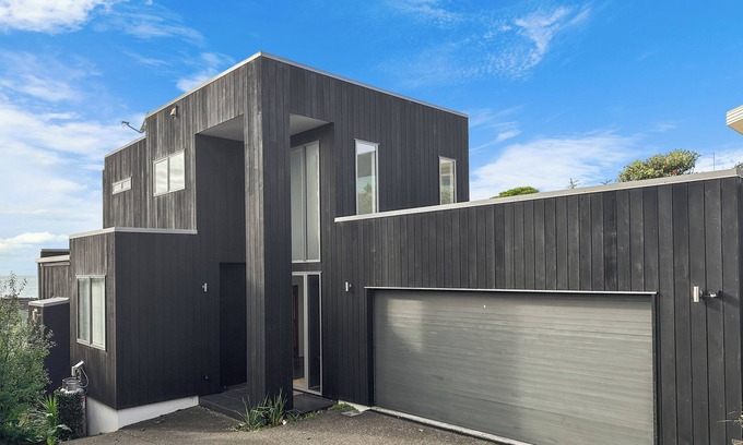 Murrays Bay Villa | Murrays Gem l Modern 4bed Stunner l Sea View & Spa!