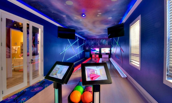 Briargrove House | Music Bowling Villa sleeps 40 FREE early check in/late check out WHEN available