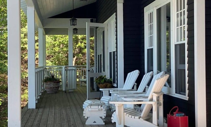 Crystal Beach House | Muskoka Point of View!