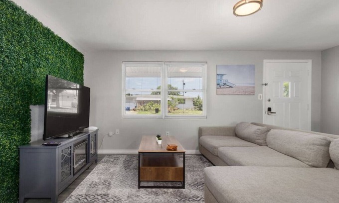 Holiday House | Mustafa Holiday House · Cozy 2 BR home close to Beaches and Sponge Docks!