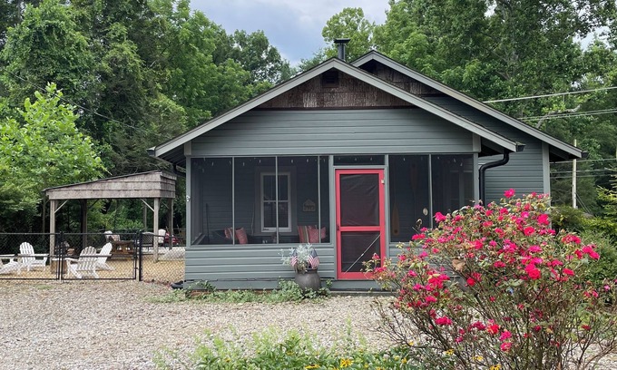 Tuxedo Cottage | My Happy Place at Lake Summit. Fenced Yard. Fire pit. Pets Welcome.