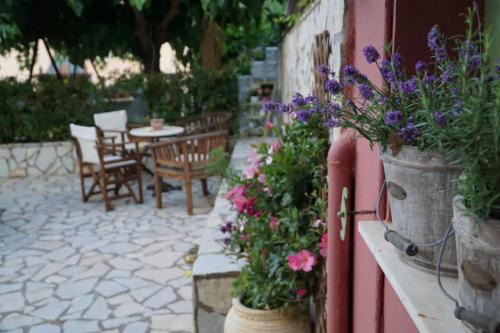 Divarata House | My Home, 2 bedroom house with bbq and garden