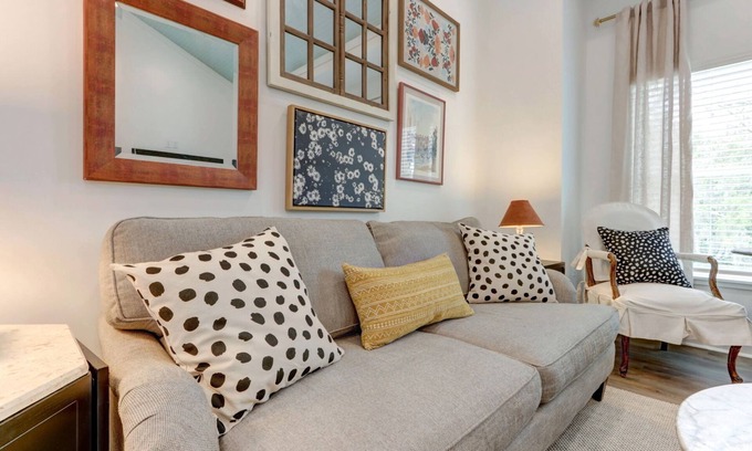 Thunderbolt Cottage | My Sunny Day - Airy Loft W/Mural - 5 Min to SAV By Lucky Savannah
