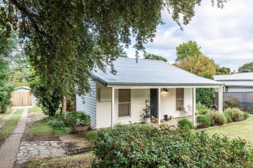 Myrtleford House | Myrtle Creek Cottage