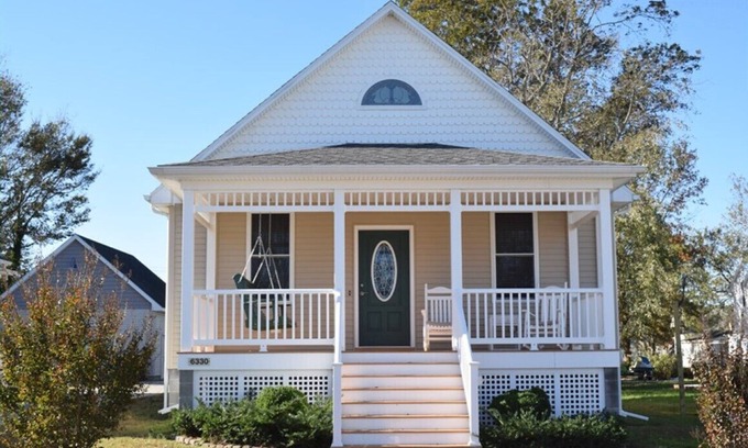 Chincoteague House | Myrtle on Mumford-Adorable Downtown Cottage w/Screened Porch