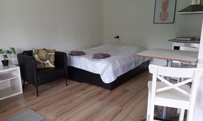 Ekbacken Apartment | Mysig studio med veranda och tvättmaskin
