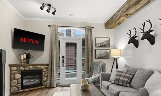 Cougar Creek Ski Chalet | ★Mystic Chalet★King Bed★Heated Pool&HotTub★Clean!
