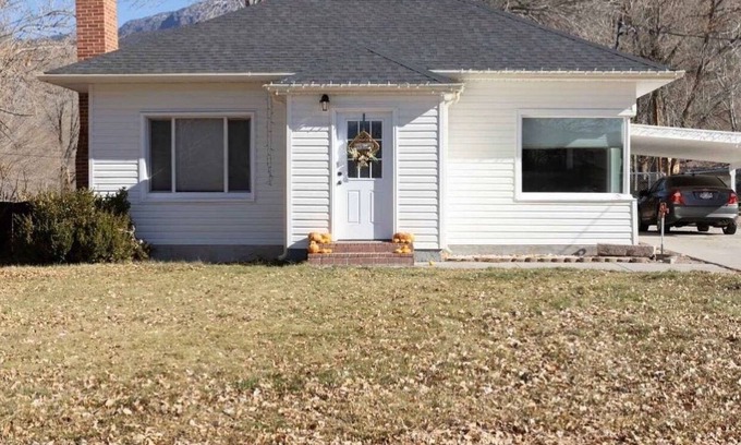 Monroe House | Mystic Manor Monroe 4 Bed Farm House- 10 min walk to Hot springs