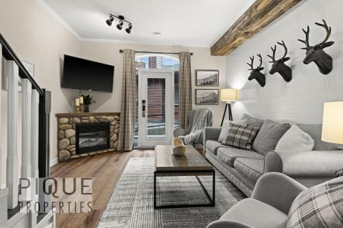 Canmore Ski Chalet | Mystic Mountain Chalet, Heated Outdoor Pool & Hot Tub, Free Parking, Fast Wifi!