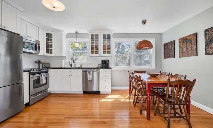 West Mystic House | Mystic Pet Friendly Retreat -Easy walk to Downtown