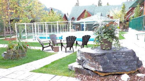 Canmore Apartment | Mystic Pool & Hot tub Hosted by Little Sister Getaways