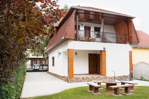 Zsorifurdo Apartment | Négy évszak apartmanház