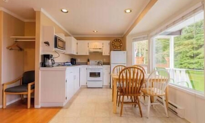 Alert Bay Cabin | (N) Deluxe Double Bedroom Cabin (non pet friendly)