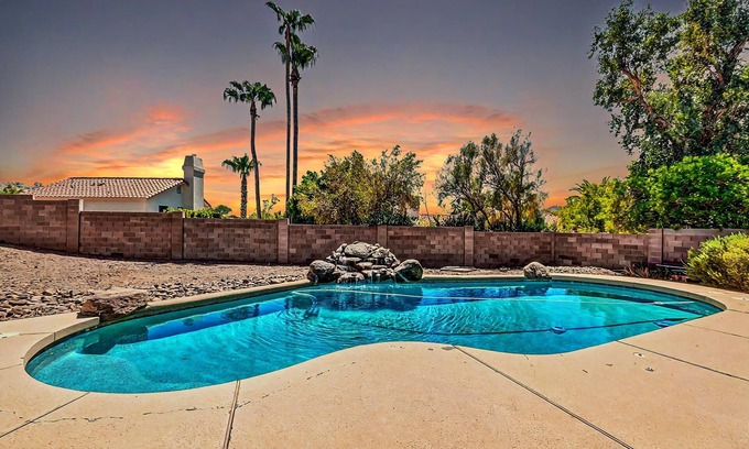 North Mountain House | N.PHX-2Suites-BestYard4Dogs-Duplex-Living area splits masterbeds private-shared